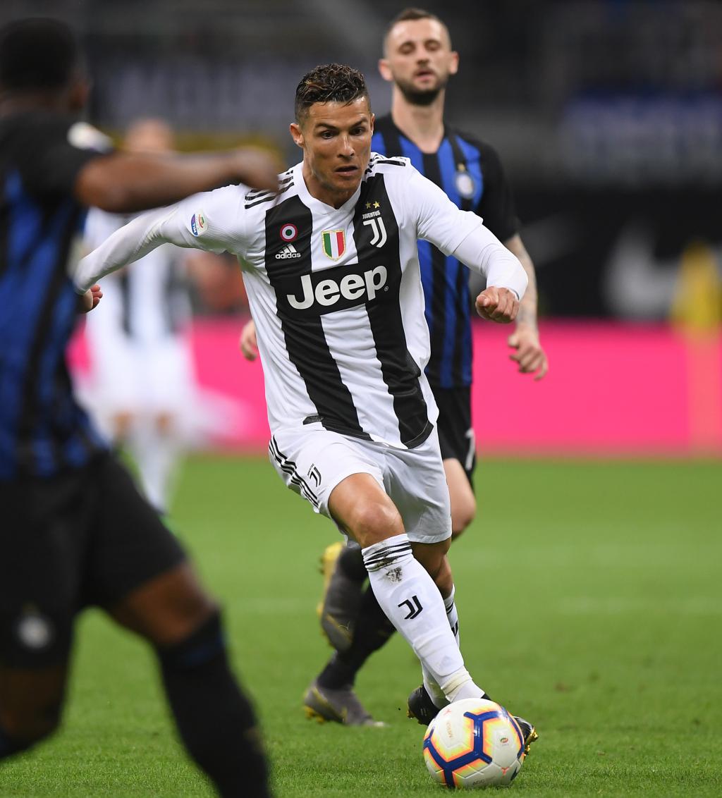 东西部得分王各砍10分，詹姆斯贡献劈扣，两队首节战平