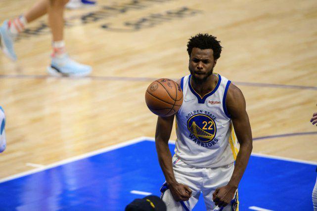 詹姆斯关键三分绝杀比赛（詹姆斯命中关键三分完成绝杀）