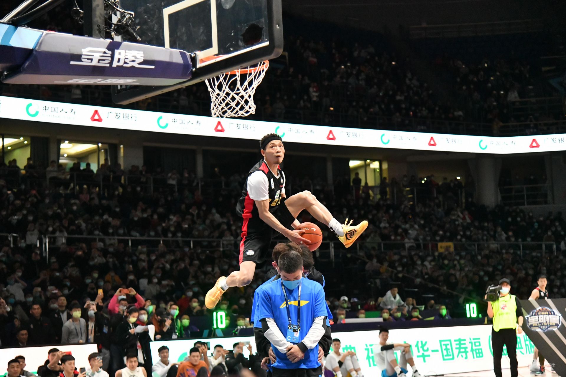 库蒂尼奥身价下降到350万欧，巅峰身价1.5亿，本赛季52场11球（库蒂尼奥由1.5亿巅峰跌至350万欧：本季52场收获11球）