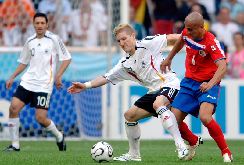 江苏节日！苏超决赛赛前南通队球迷场外集结为球队助威（江苏狂欢日！苏超决赛前南通球迷场外齐聚为队助威）