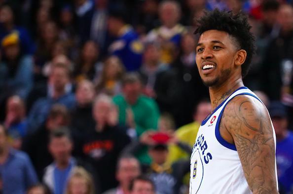 篮球篮网球迷为球队送上支持横幅（篮网球迷举起横幅为球队助威）