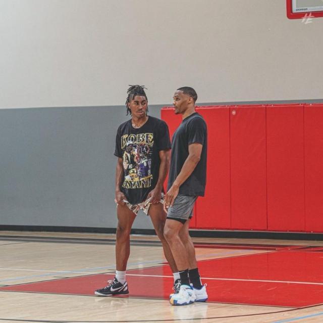 足球这项运动陪伴了我整个初高中，今天我十八岁了，...（足球陪我走过初高中，十八岁，我仍在奔跑）