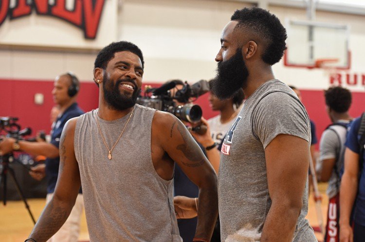 奥尔莫：亚马尔一直渴望入选国家队，他已习惯成为舆论的焦点（奥尔莫：亚马尔一直盼着披上国家队战袍，早已习惯站在聚光灯下）