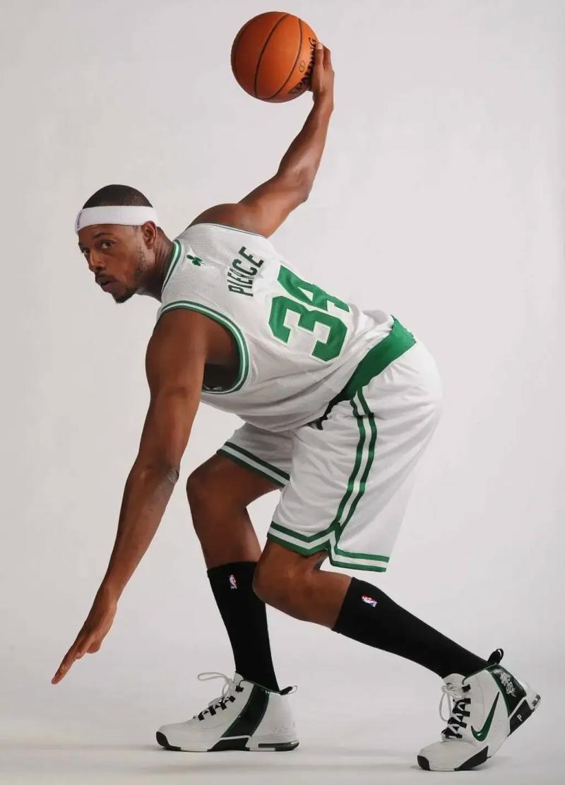 阿森纳欧冠小组／联赛阶段取得10连胜，仅次于拜仁和利物浦（阿森纳欧冠小组赛及联赛阶段豪取10连胜，位列拜仁、利物浦之后）